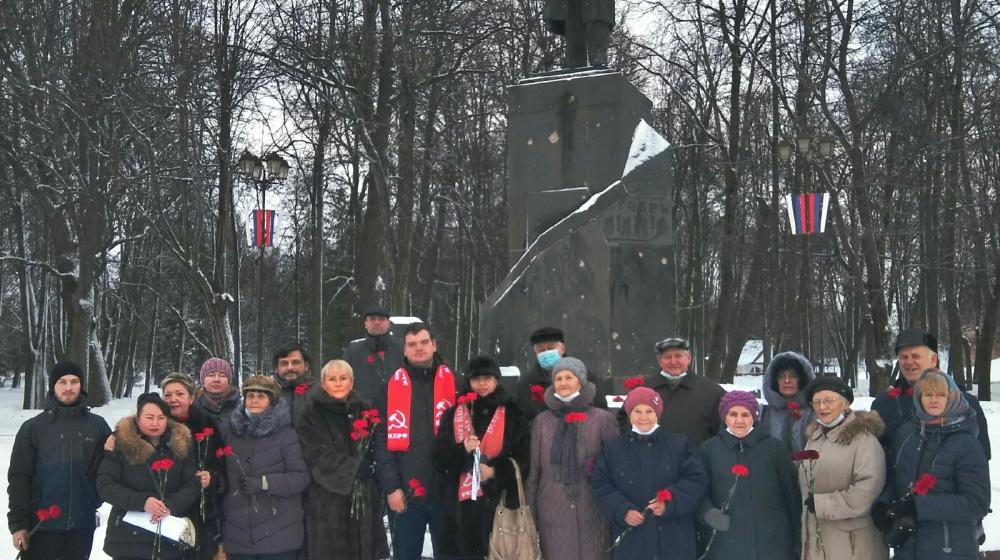В городах и районах Новгородской области почтили память Владимира Ильича Ленина