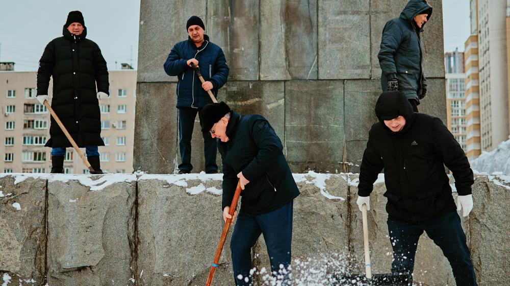 Нижегородские коммунисты очищают от снега памятники Ленину