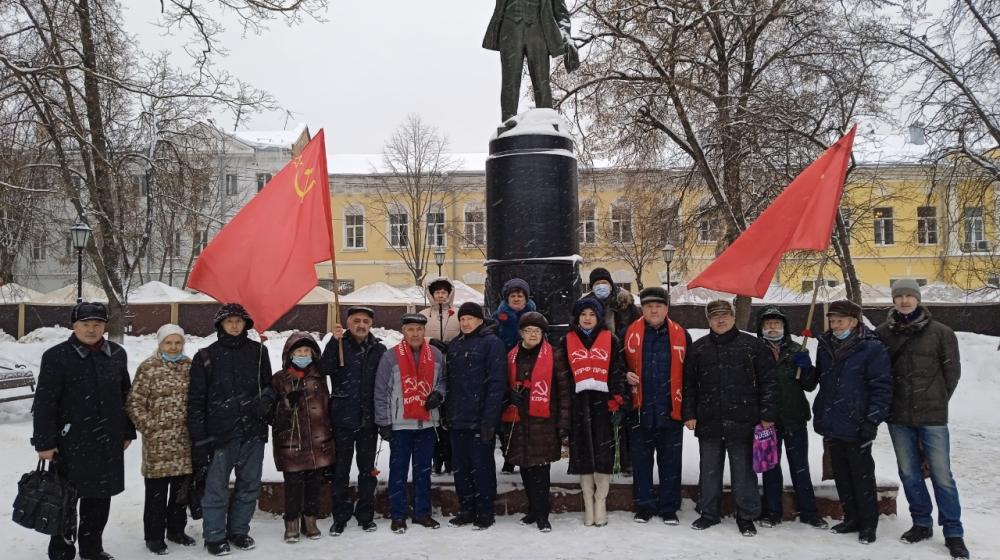 Калужские коммунисты возложили цветы к памятнику В.И. Ленину