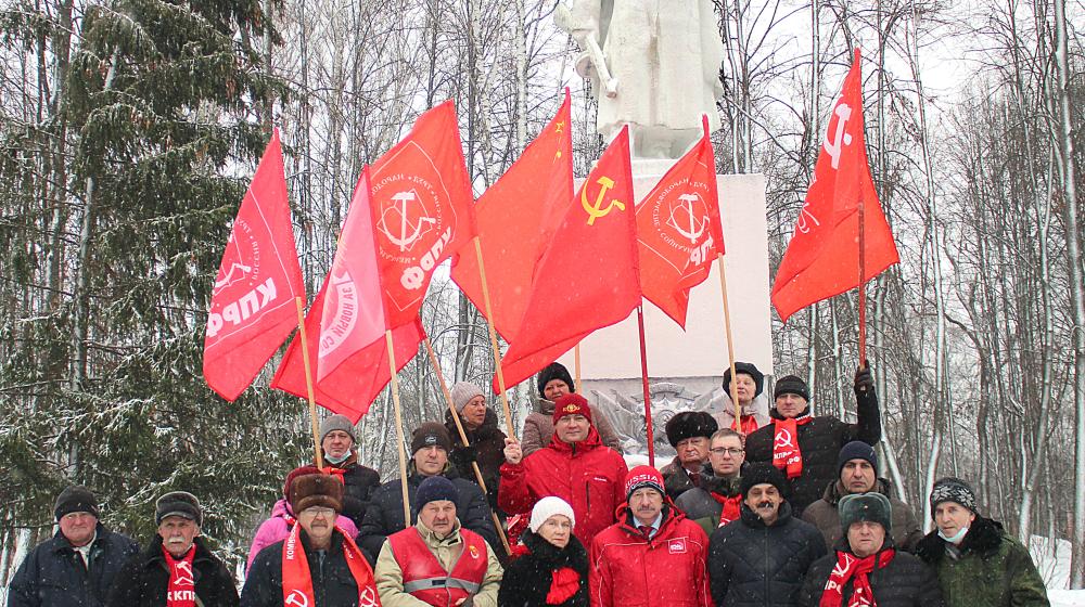 Псковские коммунисты отметили 79-ю годовщину освобождения Великих Лук от немецко-фашистских захватчиков