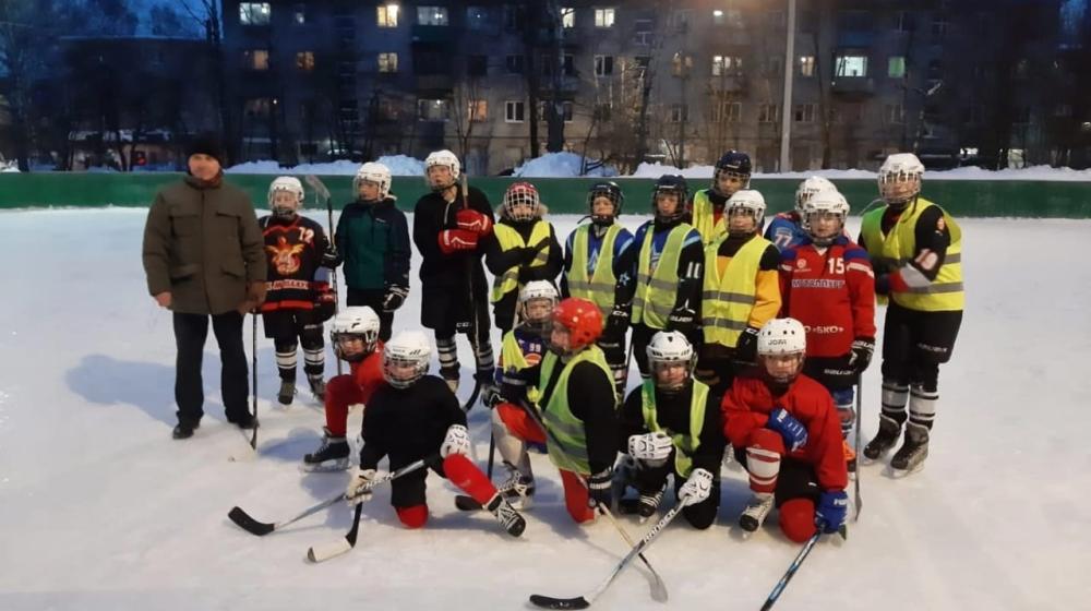 Новгородская область: к 100-летию пионерской организации Новгородский обком ЛКСМ совместно с Боровичским райкомом КПРФ организовали хоккейный турнир