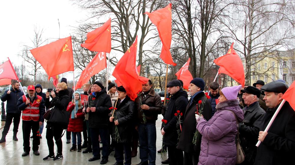 Ярославские коммунисты и сторонники партии отметили 104-ю годовщину Советской Армии и Военно-морского флота