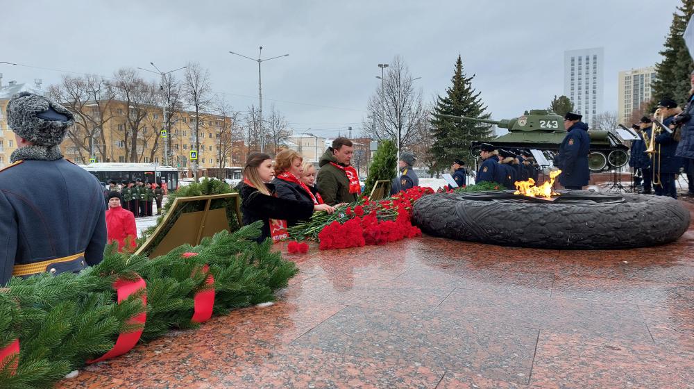 Возложение цветов в честь Дня Советской Армии и Военно-Морского Флота в Перми