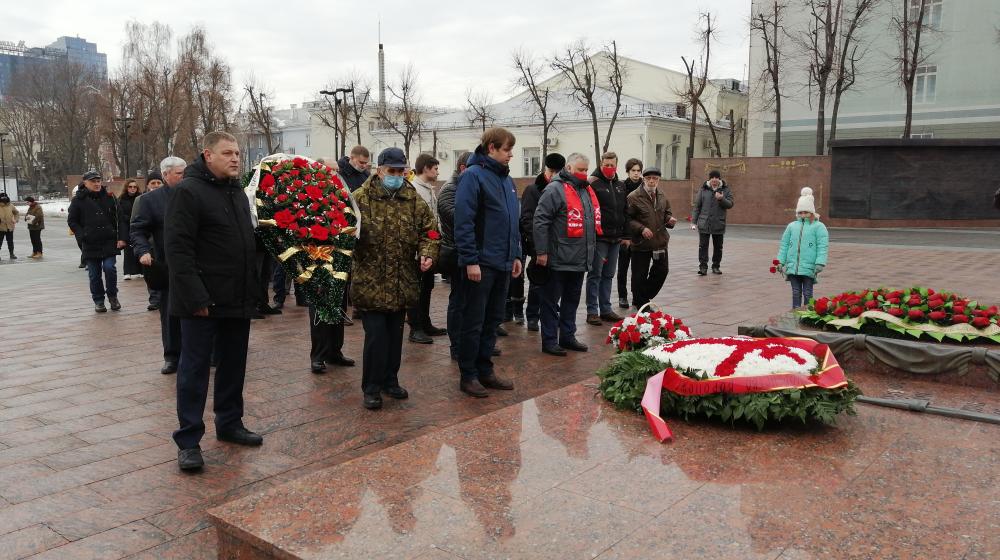 Воронежские коммунисты провели в честь Дня Советской Армии возложение цветов на площади Победы и автопробег