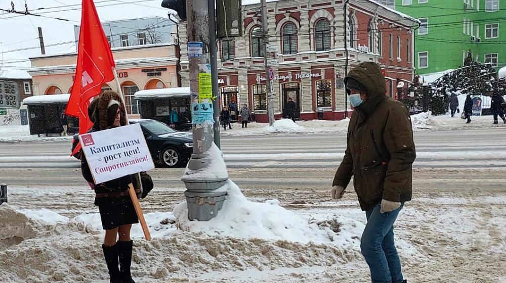 Ивановские коммунисты проводят пикеты против повышения цен на бензин и продукты питания
