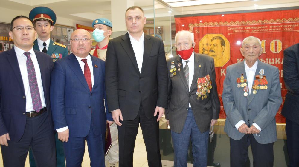 Первый секретарь Калмыцкого рескома КПРФ Николай Нуров выступил на представлении боевого Красного знамени 110-й Отдельной Калмыцкой кавалерийской дивизии