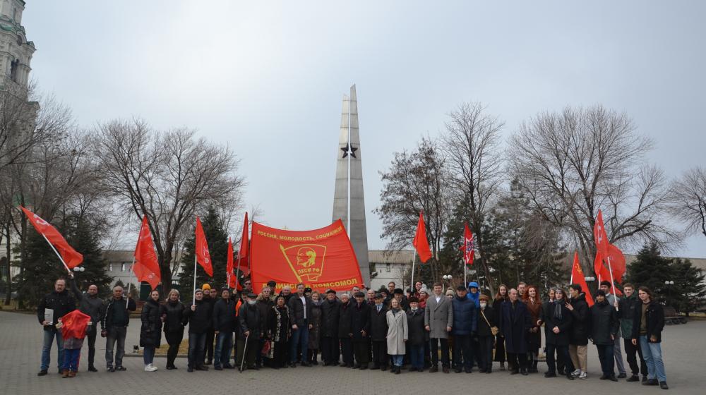Астраханские коммунисты провели автопробег и возложение цветов