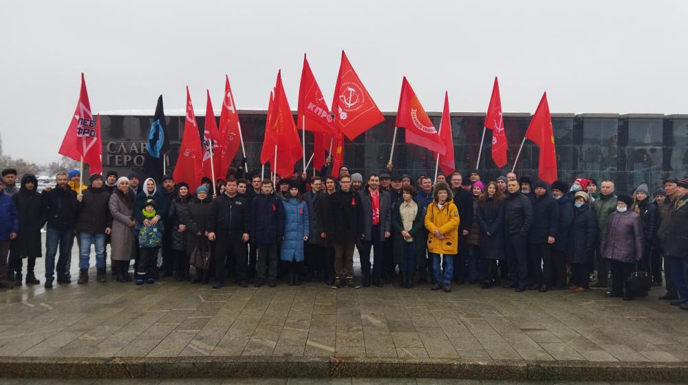 В Пензе возложили цветы к стеле Слава Героям