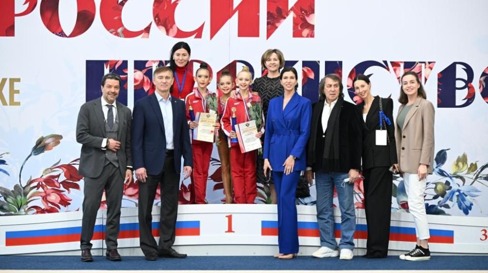 Александр Ющенко наградил чемпионок первенства России по художественной гимнастике