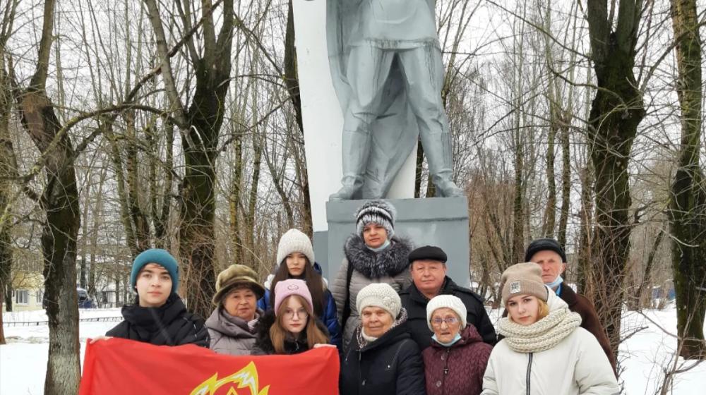 Ивановская область. Кинешемские коммунисты возложили цветы к памятнику воину-победителю