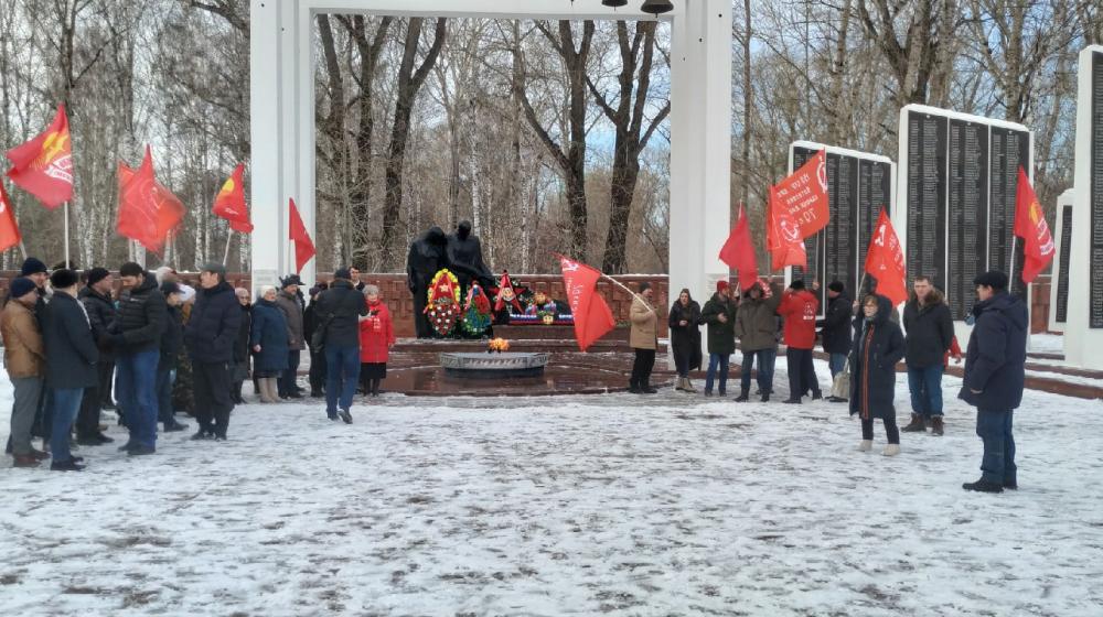 Коммунисты возложили цветы к мемориалам в городе Тюмени
