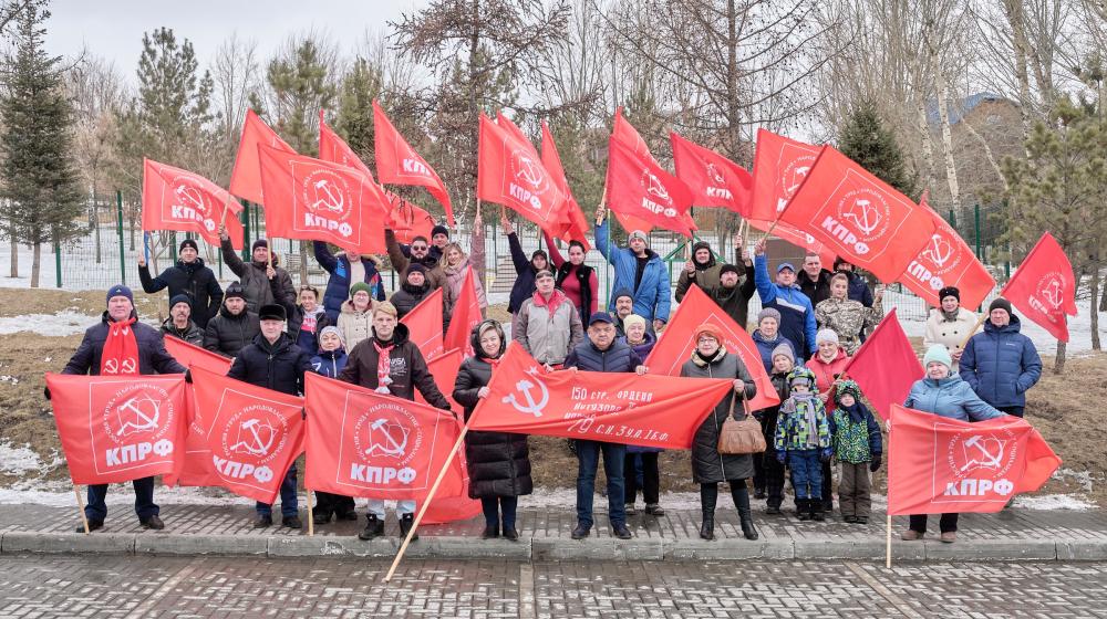 Красноярские коммунисты провели автопробег в поддержку ДНР и ЛНР