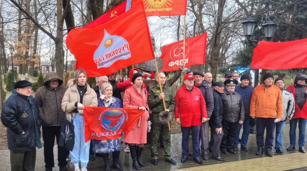 Краснодарский край, Белореченск. Активисты КПРФ и ЛКСМ почтили память И.В. Сталина