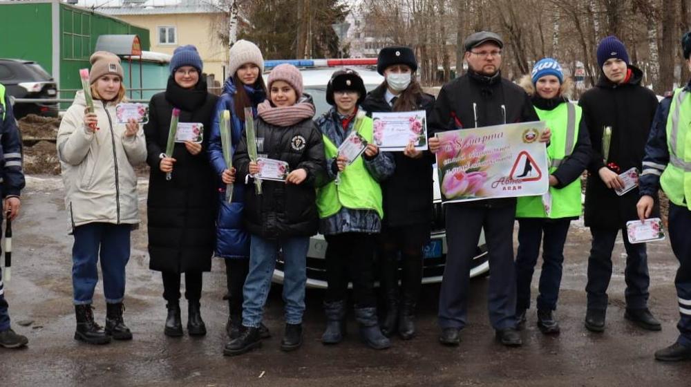 В преддверии 8 Марта юные пионеры поздравили женщин за рулем!