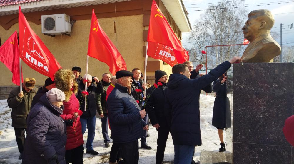 Пензенские коммунисты почтили память Иосифа Виссарионовича Сталина