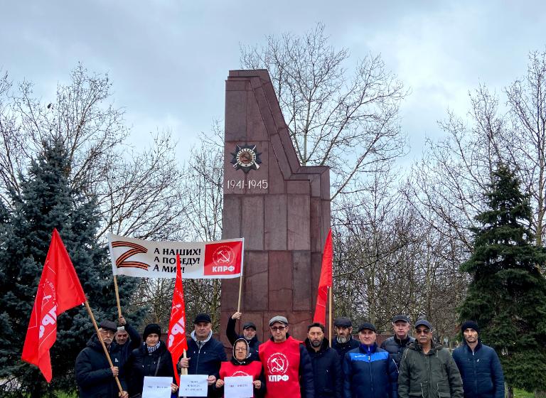 Коммунисты Дагестана провели автопробеги и митинги