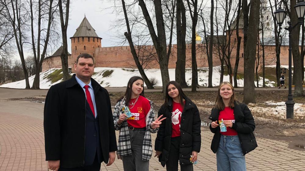 В Великом Новгороде коммунисты и комсомольцы тестировали горожан и гостей на знания истории космонавтики