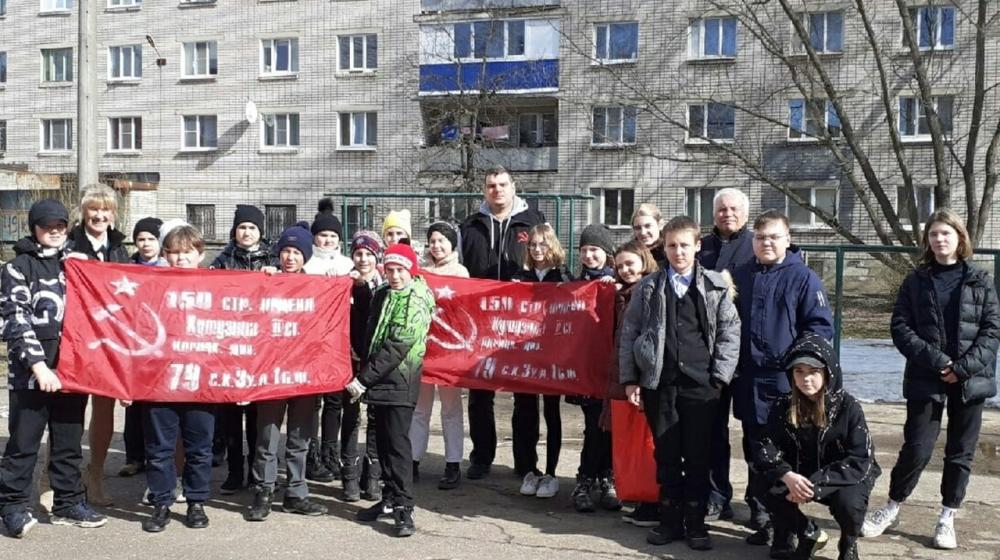В Великом Новгороде школьники изготовили Знамя Победы