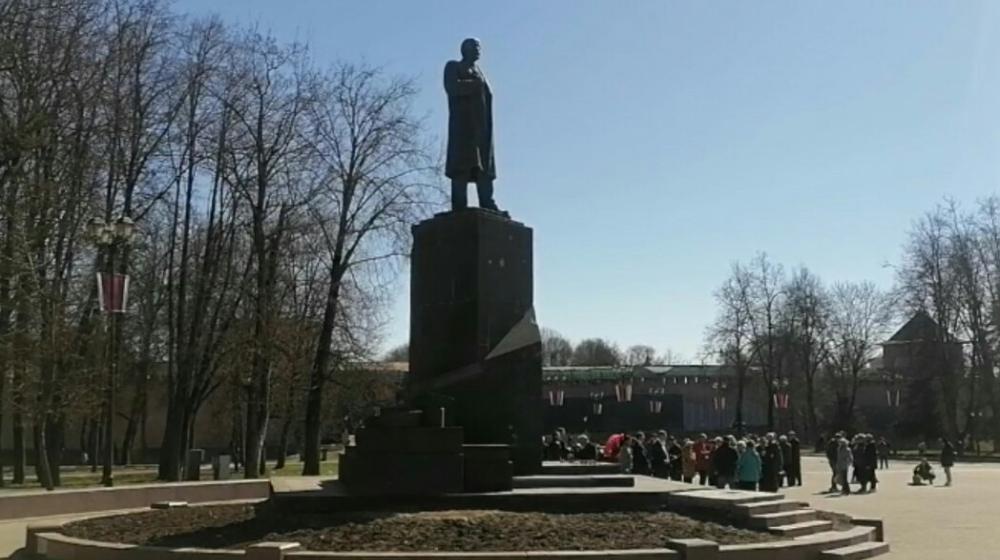 В Великом Новгороде на площади Победы Софийская коммунисты возложили цветы к памятнику Владимиру Ильичу Ленину
