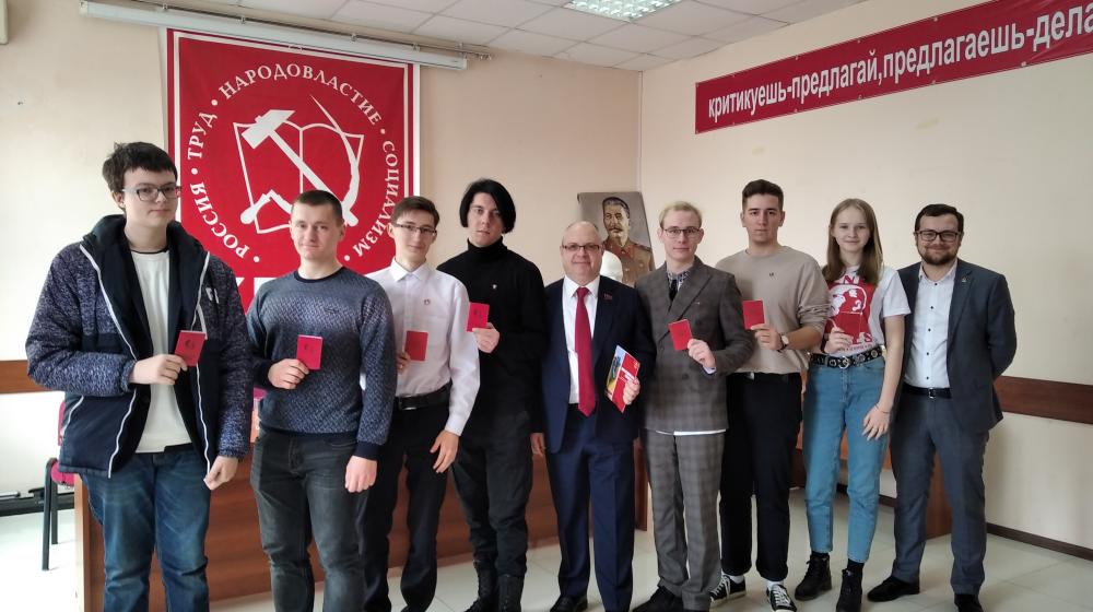 Цветы к памятнику Ленину вместе со старшими товарищами возложили юные коммунисты-белгородцы