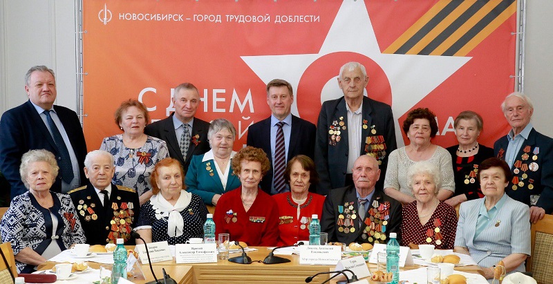 Анатолий Локоть провел встречу с ветеранами Великой Отечественной войны