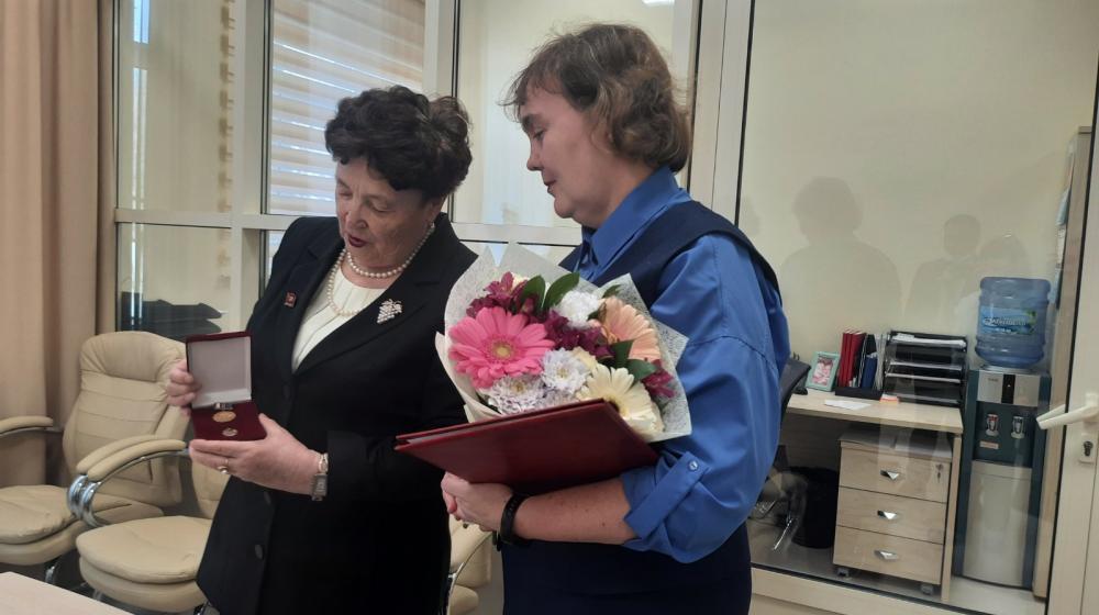 Депутат-коммунист Тюменской областной Думы Т.Н. Казанцева посетила новую школу №30 и вручила почетную грамоту учителю биологии В.Л. Семеновой