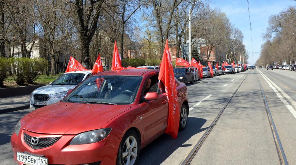 В Ростове-на-Дону под лозунгом - "За народное единство и социалистическое возрождение" - состоялся кумачовый автопробег