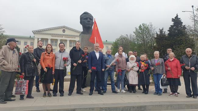 Ростовские коммунисты возложили цветы к бюсту Ю.А. Гагарина