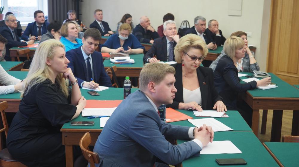 Екатеринбург. Нина Останина и Мария Дробот выступили на общественных слушаниях по молодежной политике