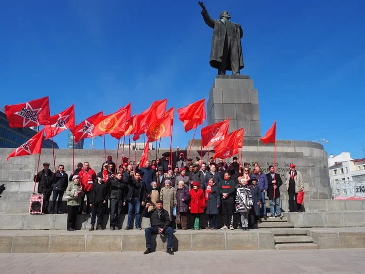 В Екатеринбурге прошёл массовый автопробег и митинг в честь дня рождения В.И.Ленина