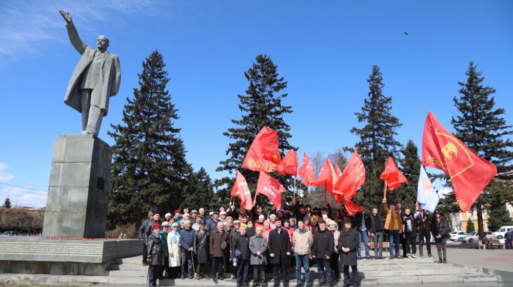 Коммунисты Тувы возложили цветы к памятнику Владимиру Ленину
