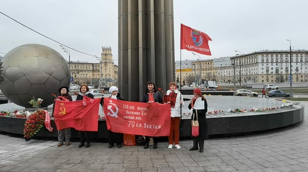 Москва. Активисты ВЖС «Надежда России» возложили цветы к памятнику Гагарину