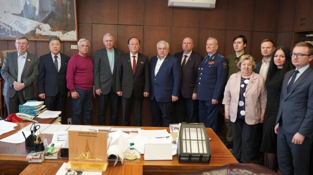 В редакции газеты «Правда» состоялся круглый стол «Строим вместе дружбы мост» по случаю третьей годовщины со дня первого визита Ким Чен Ына в Россию