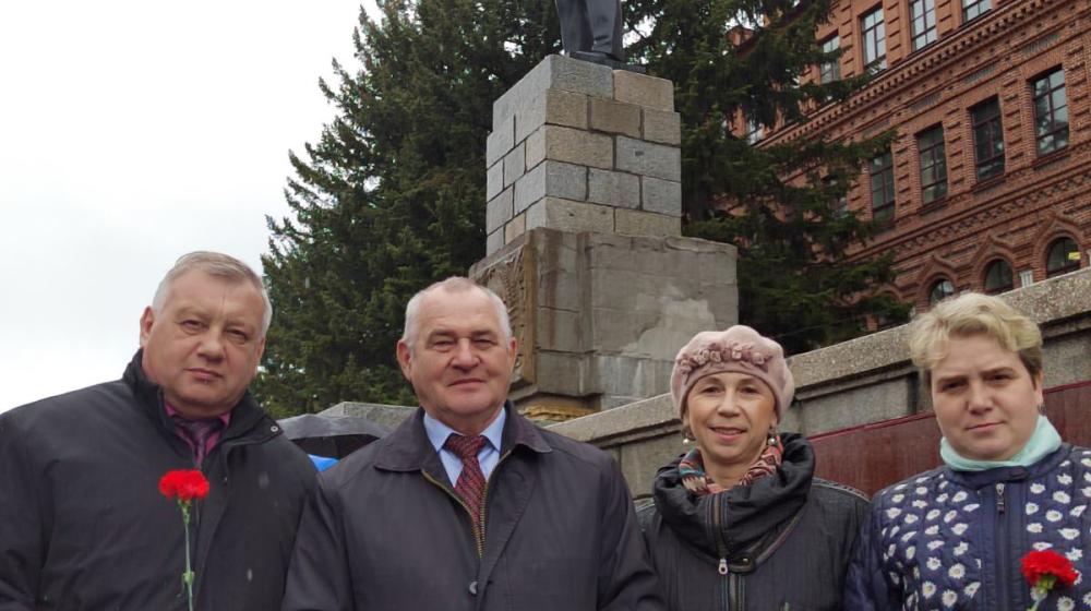 Секретари Забайкальского краевого комитета КПРФ возложили цветы к памятнику В.И. Ленину в Хабаровске