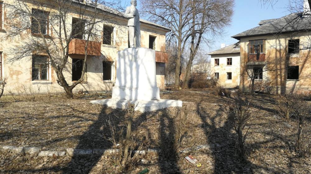 Тульская область, г.Новомосковск: Памятник Ленину перенесут от расселенных домов на улице Маяковского на территорию Детской железной дороги