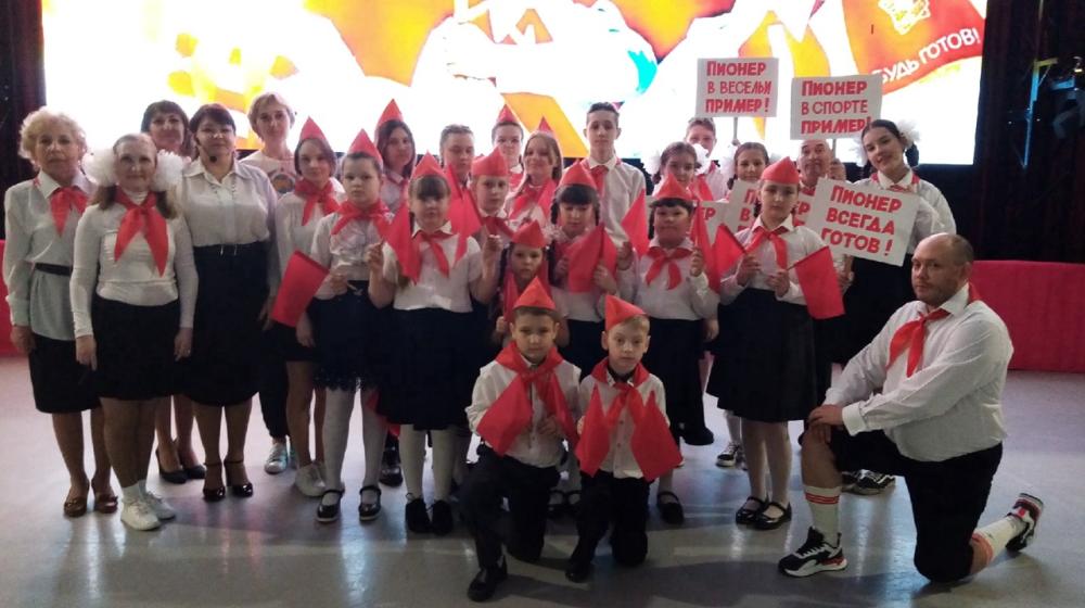 Курганские коммунисты отметили день рождения "Пионерской зорьки" театрализованным концертом