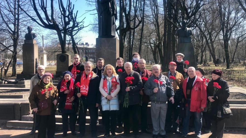 Цветы Ильичу в Ленинграде