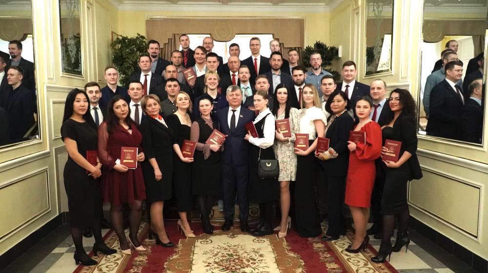 Дмитрий Новиков вручил дипломы выпускникам 44-го потока ЦПУ