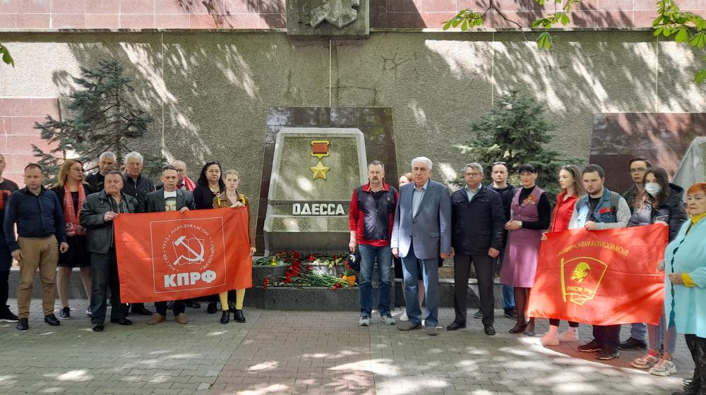 Севастополь. Коммунисты и комсомольцы почтили память погибших в Доме профсоюзов в Одессе