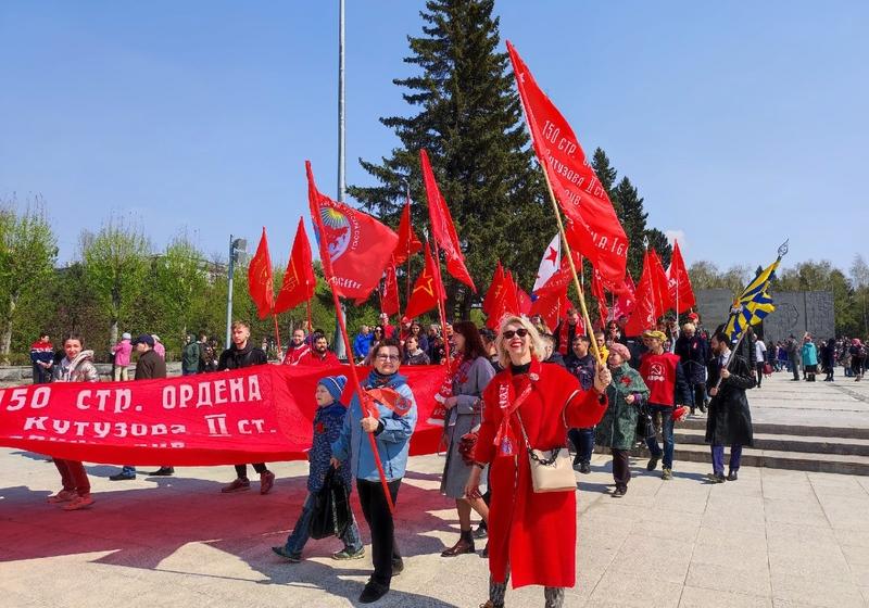 В Новосибирске огромное Знамя Победы пронесли к Монументу Славы