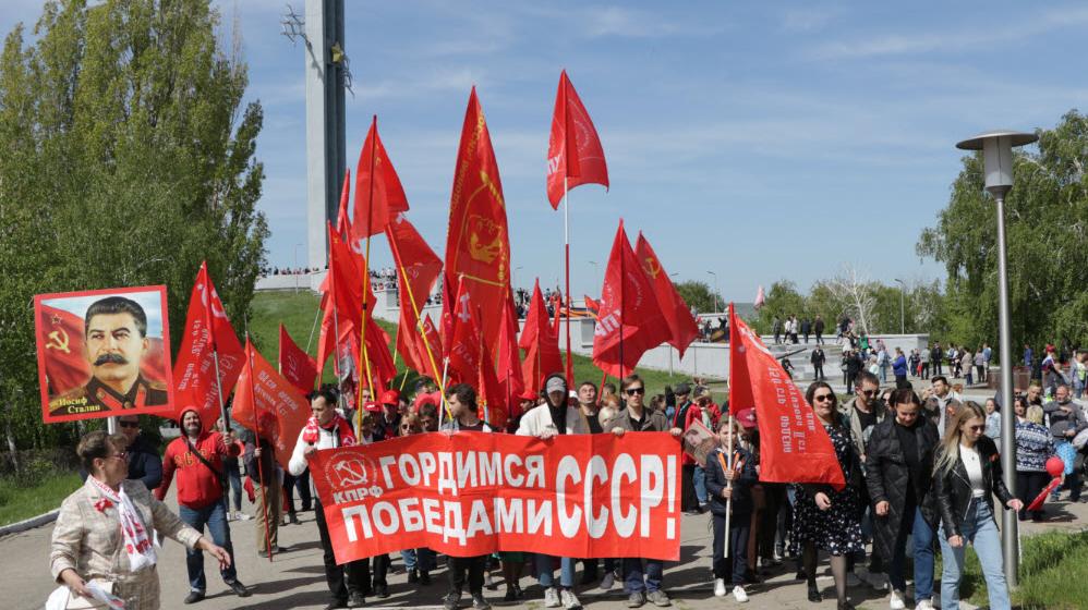 Саратов. Цвет Победы красный!
