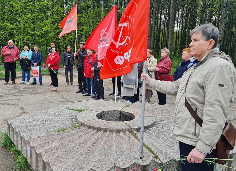 Иваново. Цветы борцам за рабочее дело в годовщину создания Первого совета