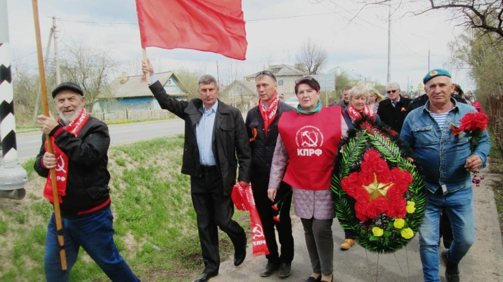 Новгородские коммунисты прошли торжественным маршем в колонне "Бессмертного полка"