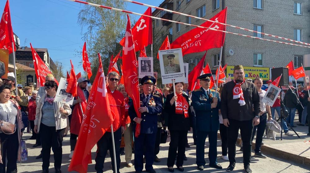 Тюменские коммунисты приняли участие в праздничном параде
