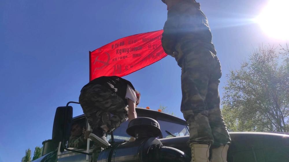 Крым. Комсомольцы Армянска поздравили военнослужащих