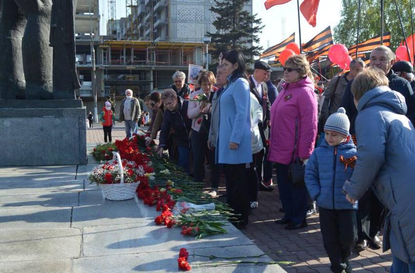 Коммунисты в Барнауле напомнили, какого цвета были знамена Солдат-Победителей