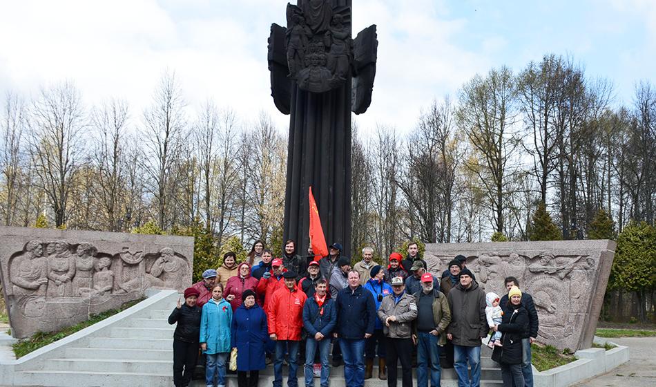 В преддверии Первомая ивановские коммунисты провели субботник на Мемориале «Красная Талка»