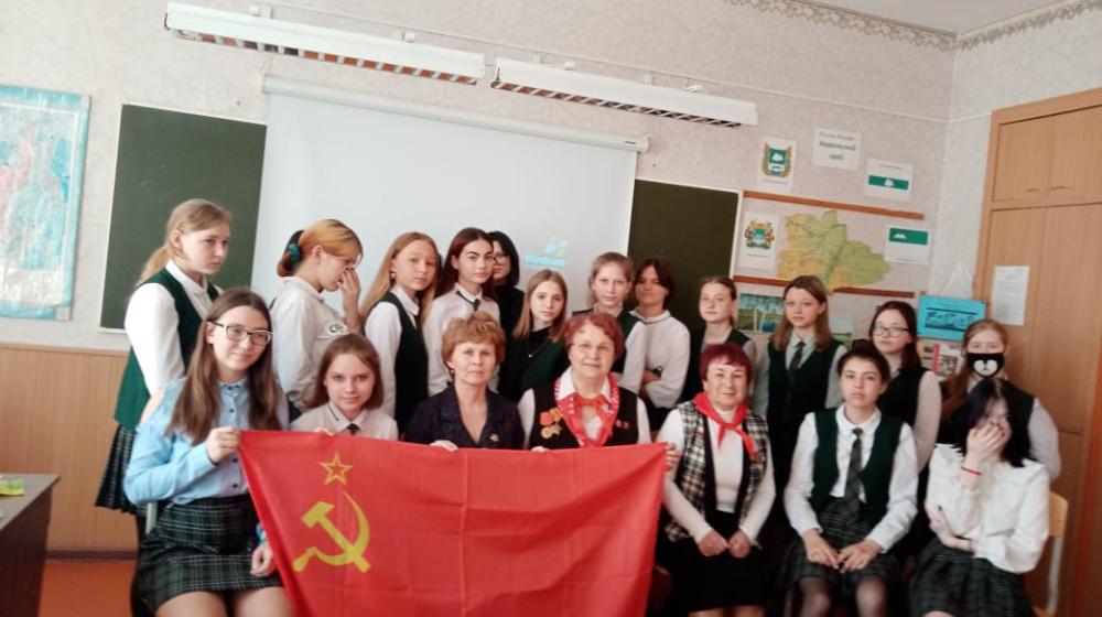Курганские коммунисты проводят открытые уроки в школах, посвященные 100-летию Пионерии