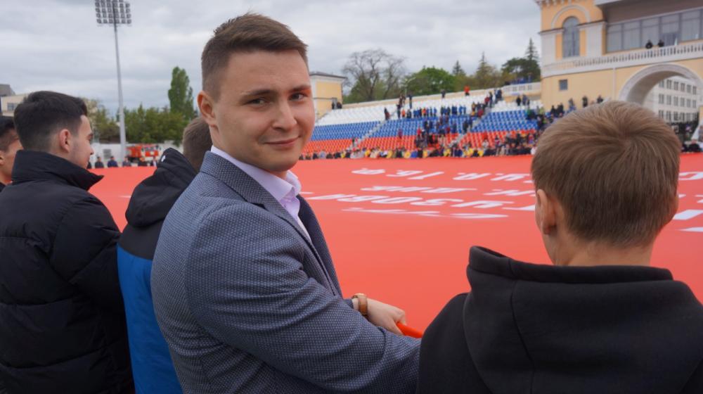 Коммунисты и комсомольцы Ставрополья развернули на стадионе «Динамо» самое большое в мире полотнище копии Знамени Победы