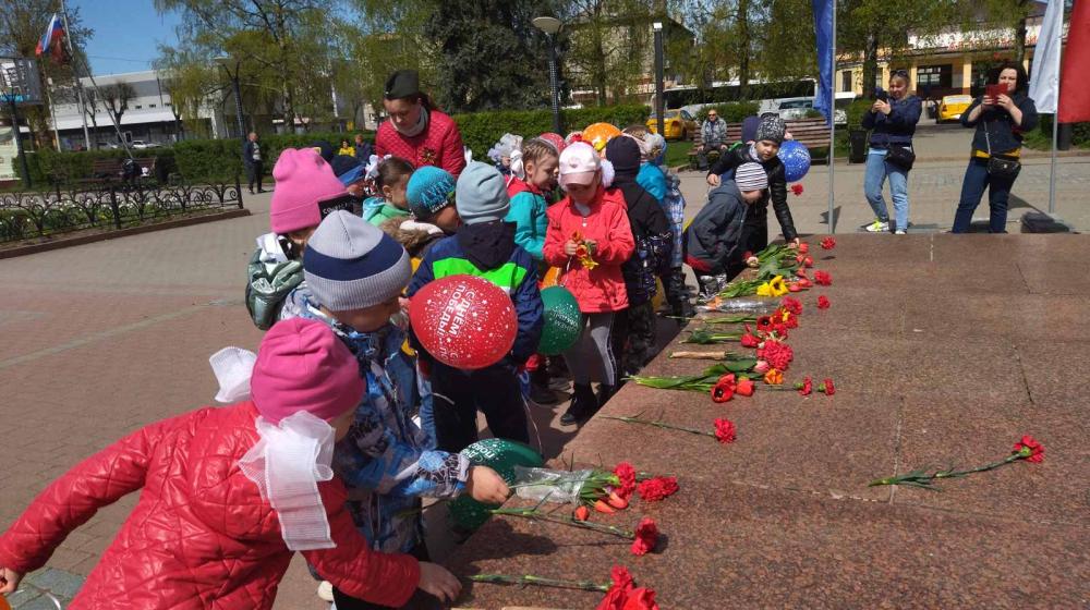 В Черняховске Калининградской области коммунисты организовали возложение детьми цветов к памятнику генералу Ивану Черняховскому